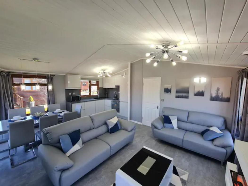 4 Bed Luxury Lodge With Hot Tub Near Lake District Warton  Exterior foto