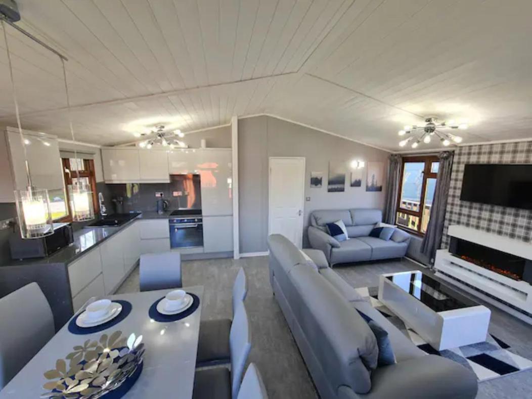 4 Bed Luxury Lodge With Hot Tub Near Lake District Warton  Exterior foto