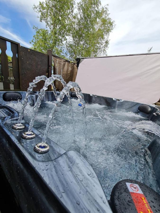 4 Bed Luxury Lodge With Hot Tub Near Lake District Warton  Exterior foto