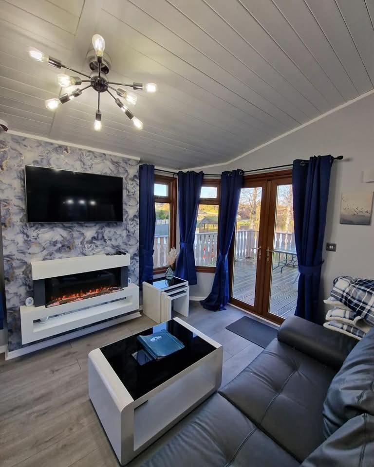 4 Bed Luxury Lodge With Hot Tub Near Lake District Warton  Exterior foto