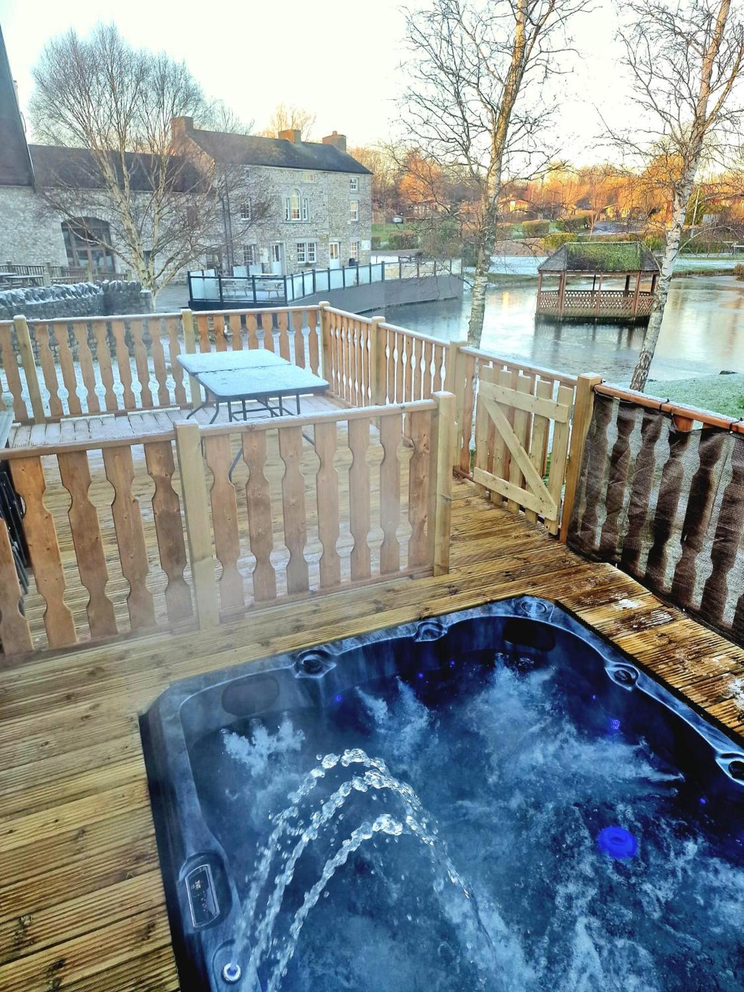 4 Bed Luxury Lodge With Hot Tub Near Lake District Warton  Exterior foto